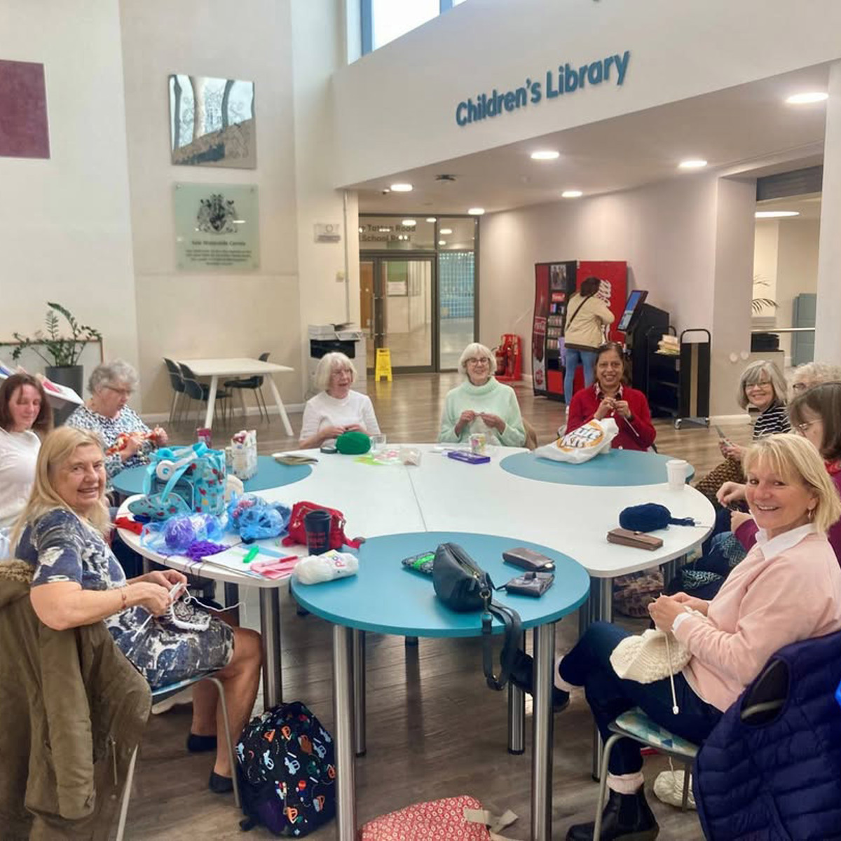 Knitting group using modular tables