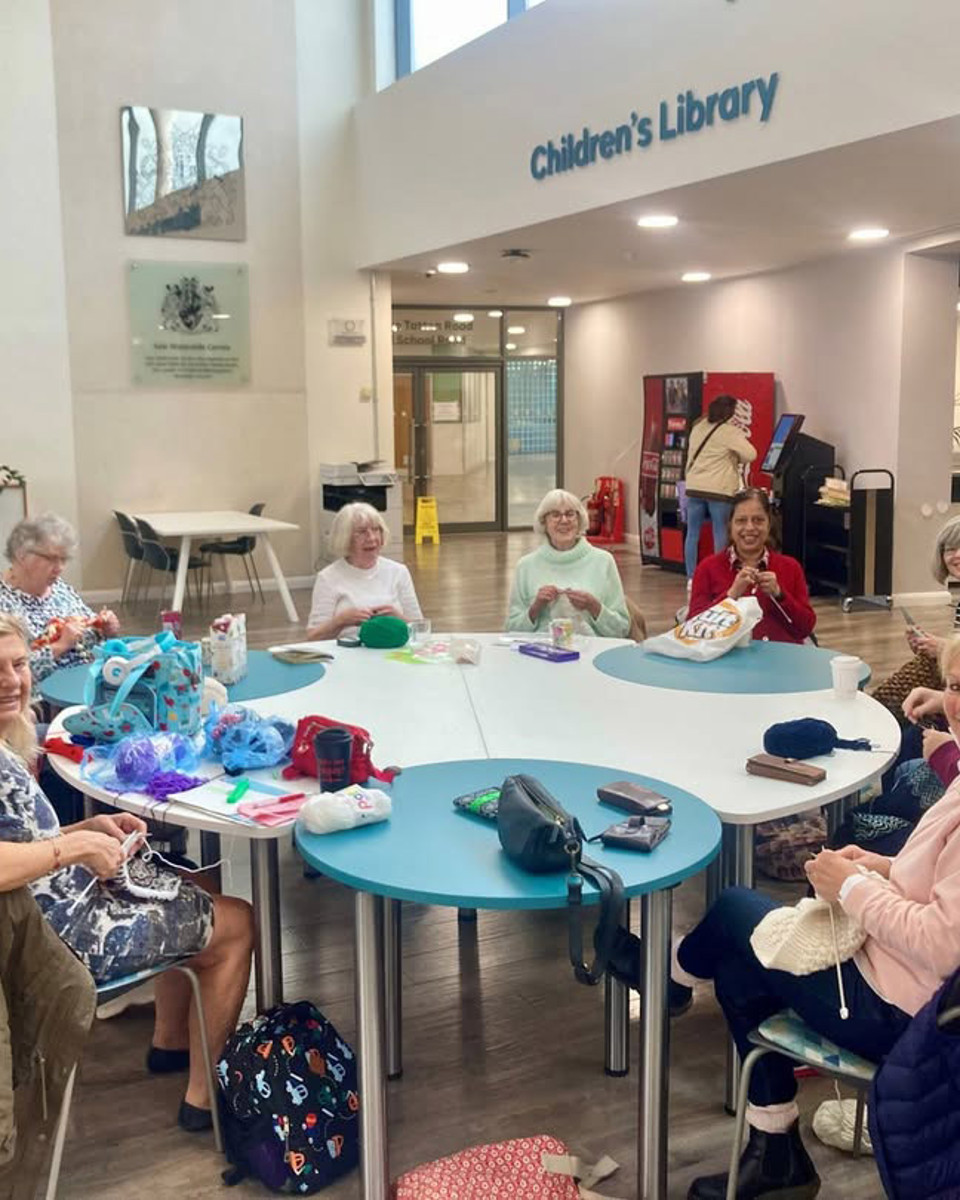 Knitting group using modular tables