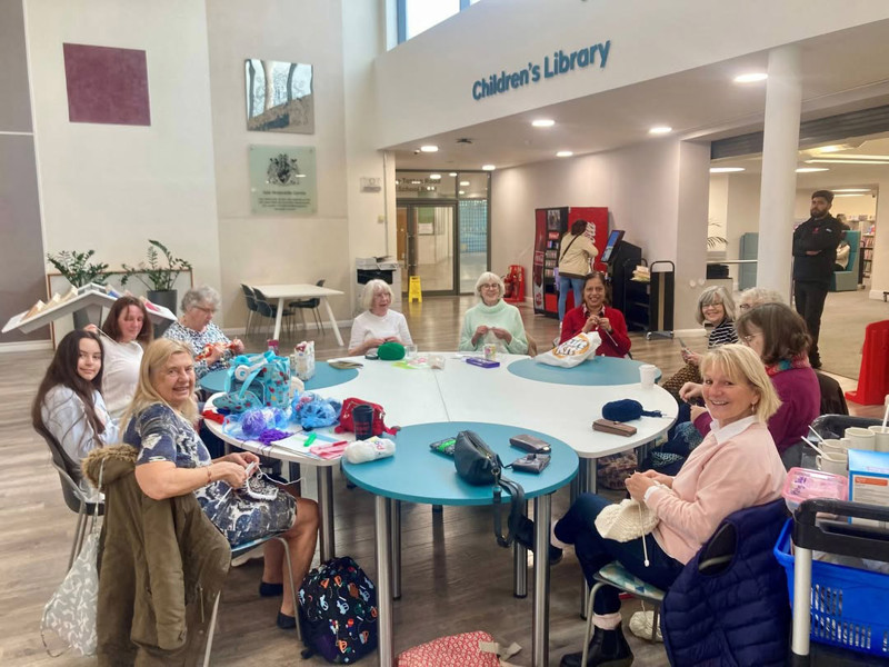 Knitting group using modular tables