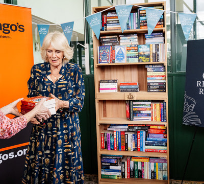 Her Majesty launches The Queen's Reading Room Bookshelf at St Mungo's