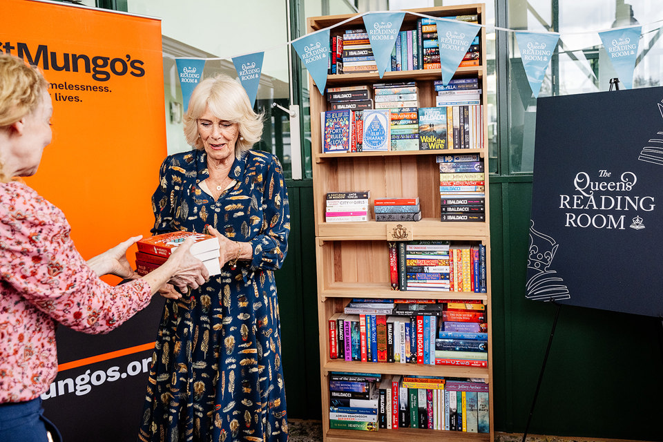 Her Majesty launches The Queen’s Reading Room Bookshelf at St Mungo’s.